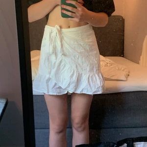 Vit omlott kjol från Nelly Trend - Säljer denna superfina och somriga kjol från Nelly Trend i storlek 34. Justerbar i midjan och knappt använd. Kjolen är gjord i linnetyg och passar till nästan allting, skriv för mer bilder.✨ Säljer för 150kr + frakt eller högst bud.