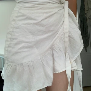 Vit linnekjol - Super fin vit omlott linnekjol, använd men fint skick, storlek 34