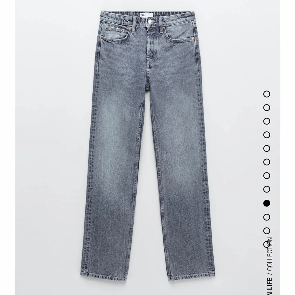 Skit snygga och helt slutsålda byxor från zara med medelhög midja.  . Jeans & Byxor.