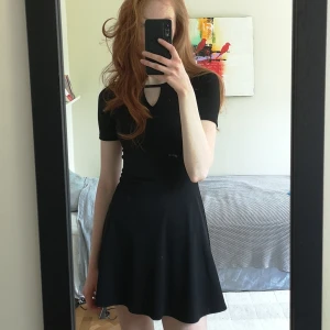 Svart klänning  - Svart ribbad klänning i skönt material. 