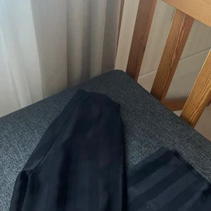 Svarta randiga byxor  - Sälja dessa svarta randiga byxor från NAKD! Har som olika material på ränderna vilket är såå snyggt men tyvärr har även dessa blivit för små! 🥰