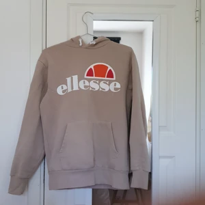 ellesse hoddie - Fin hoddie i nyskick som beställdes i fel storlek så säljer den nu!