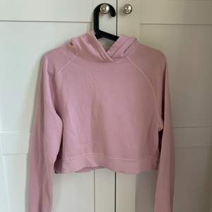Säljer en rosa hoodie från hm använd några gånger jag säljer den för 50+ frakt 
