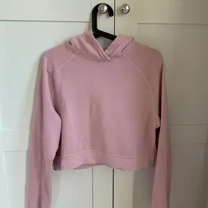 Säljer en rosa hoodie från hm använd några gånger jag säljer den för 50+ frakt 