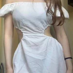 Vit Boho klänning  - Denna underbara klänning säljer jag på grund av att jag inte använder den. Har aldrig använt den och därför tycker jag det var dags för den att säljas vidare💕💕 En perfekt klänning till att använda på sommaren, speciellt på stranden med kanske en bikini under.  Klänningen är väldigt stretching och därför väldigt smidig att ha.  Enkel att justera lite hur du vill ha den. Däremot är den lite genomskinlig men gulligt med en bikini under. Klänningen kommer från SHEIN och då bestämde mig för att sälja den billigare🌸🌸 (Inte jag på bilden) 