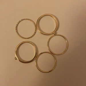 Ringar - Guldfärgade ringar från monki. Lite mindre i storleken✨ 10 kr för alla fem