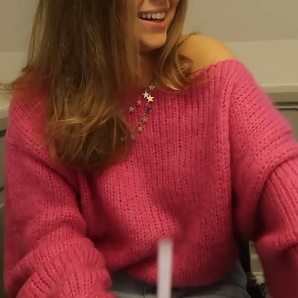 Världens finaste rosa mohair tröja från Bikbok. Strl M/L så sitter oversized på någon med XS-M & funkar så bra till både sommar och vinter. Köpt av Engla Löf men kom ej till användning så lånat hennes bilder 🥰. Tröjor & Koftor.