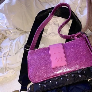 SILFEN glitter väska - Säljer en absolut favorit i garderoben, min glittriga väska från silfen!!! Helt oanvänd ( endast använd på bilder) & jag hinner inte använda alla väskor jag har trots att jag älskar denna💕 nypris: 600 kr å mitt pris: 350 kr + frakt då den är ganska svår att få tag på i denna färgen & modellen (slutsåld online) ❤️‍🔥⚡️ 