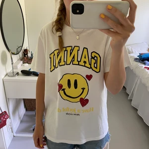 Ganni t-shirt - Säljer denna fina ganni t-shirt som jag tyvärr inte får någon användning av längre. Fick den i mars och använd ca 3 gånger sedan dess. Den är så så skön!! Nypris var 845kr❤️HÖGSTA BUD: 550kr!