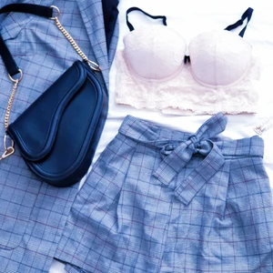 Kostym set - Kostym set från h&m. Använt några gånger. Jättebra skick. Shorts är i storlek 40, jackan är i L. Vid köp av både shorts och jackan är det 165kr, bara shorts är det 65kr och jacken är det 100kr.  Kan hämtas eller fraktas till dig men köparen står för Frakten. Jag skickar bild på paketet direkt efter packningen. 