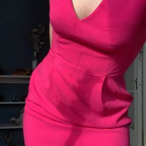 Rosa klänning, en figurnära färgklick! 