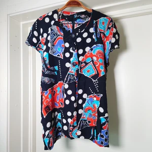 Vintageblus - Mönstrad vintageblus med kort ärm och stora knappar. Ingen storleksmärkning, men är som en M🌻