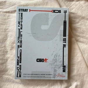 Stray kids go live album - Köpte på Bengans för 349 och säljer för 250kr. Allt som fanns i albumet när jag köpte det ingår nu. Har endast haft bilderna uppe på väggen och skivan är aldrig spelad. Albumet är i bra skick, har endast stått på en hylla.