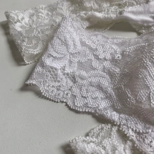 Vita stringtrosor m. spets - Säljer 3 par vita stringtrosor med en fin spetskant. Alla är i nästintill nyskick och tvättade. De har bara legat i min garderob då de är för små. Storlek XS! Ett par för 50kr eller alla för 110kr! Priserna är inklusive frakt <3