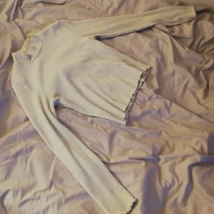 Gina Tricot tröja S - Använt den här ungefär 3 gånger sedan har jag glömt bort den. Köpt den för typ 2 år sedan men den ör fortfarande i väldigt bra skick eftersom jag knappt använt den. Jag älskar allt med den men den passar inte min stil längre. 