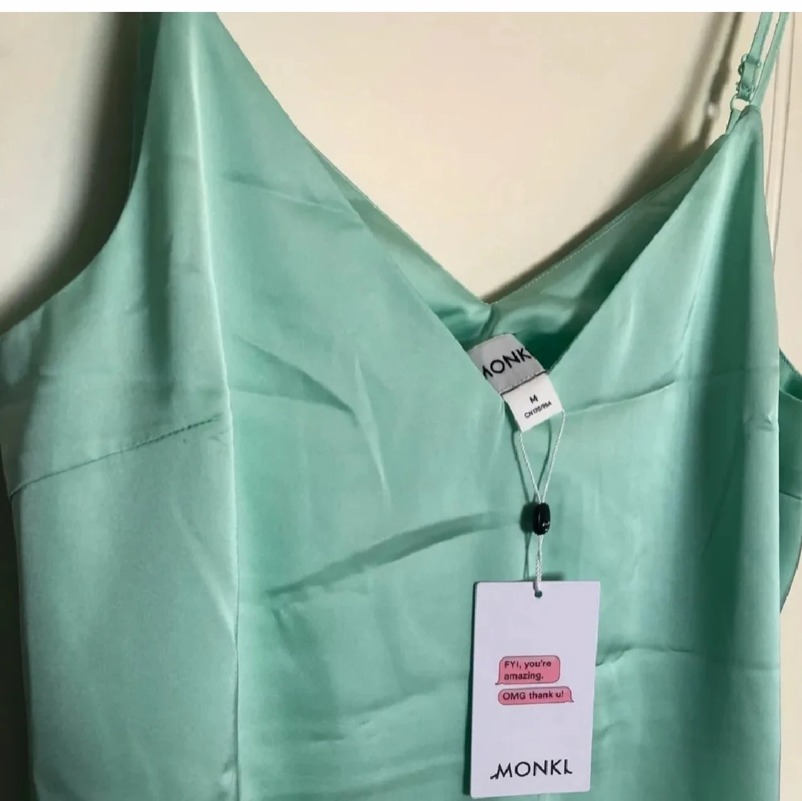 Lång grön satin klänning från Monki