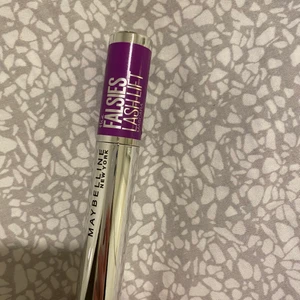 Mascara från Maybelline - Mascara från Maybelline, endast testad men passar inte Lina fransar.