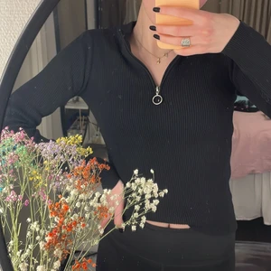 Tröja - Ribbad tröja med dragkedja från nakd. Använd ett fåtal gånger, men är i superfint skick! 💞