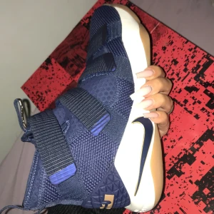 Lebron James skor  - säljer dessa nya basket skor. Har testats 1 gång och aldrig använt ute/när jag har spelat basket, säljer dessa eftersom dom var för stora för mig:) storlek 40.5, färgen mörkblå/vit/guld, skit snygga😍 köptes för 1299kr säljer för 650kr