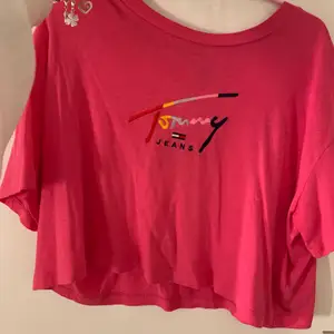 En cool mörkrosa oversized t-shirt från Tommy Hilfiger. Använd ett fåtal gånger. Kortare modell. Storlek S
