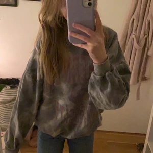 Oversized sweatshirt  - En söt oversized sweatshirt från pull&bear som är använd ganska många gånger. Tröjan är slutsåld och original priset är 359!! Kom privat om du är intresserad, Obs köparen står för frakt 🤍