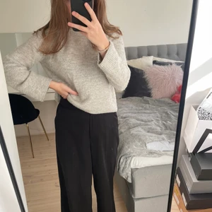 Grå stickad tröja  - Grå stickad tröja från hm. Bra skick. Strl 152 i barnstorlek. Men passar mig som är xs/s. Pris 100kr + frakt💗❤️