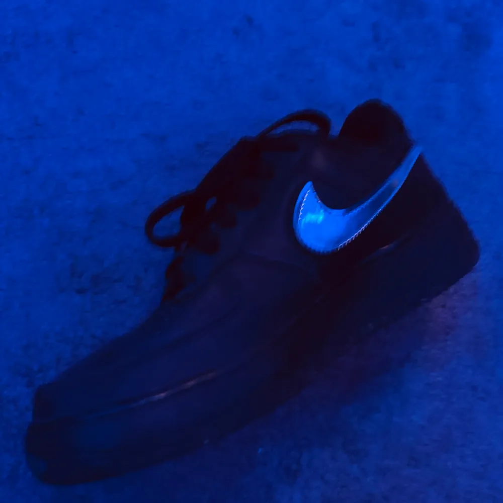 Det är mina Nike air force one  svarta 38,5   Kom med ett bud . Skor.