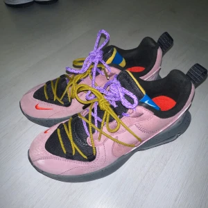 Nike Air Max Viva - Sååå snygga men används aldrig. Användes 1 gång så helt nyskick. Kommer med ett par blå skosnören också (tre totalt). 