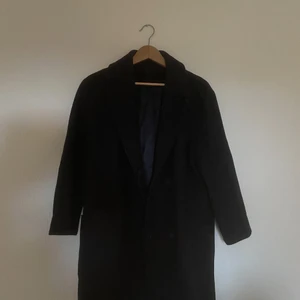 & other stories Kappa  - Mörkblå kappa från & other stories, använd 2 gånger! Nypris 1100kr! ✨