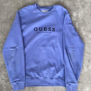 Lila guess sweatshirt i strl m. Köpt på urban outfitters i stockholm, tröjan är fortfarande i väldigt bra skick.  Köpare står för frakt