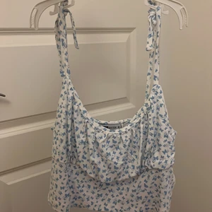 Topp med Fjärilar - Söt topp som är helt oanvänd💙🤍