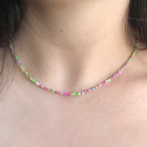 Seed beads halsband - Fina handgjorda halsband utav blandade färger av seed beads. Snyggt att kombinera tillsammans med andra halsband! De är ca 40-45cm, önskar man att få en förlängningskedja kan jag ordna det! Frakt tillkommer på 13kr 💚💗