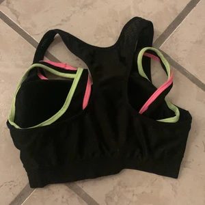 C/Fit sport bh  - Sportbehå används 0 gånger då den ba inte kommit till användning hahah säljer för 50kr då jag vill bli av med den samt andra kläder då nån annan kan ha mer användning av de än jag haha