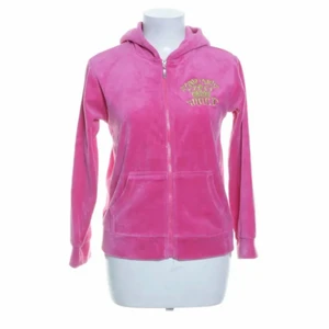 Juicy couture hoodie - Säljer denna äkta juicy couture hoodien då den är lite för liten för mig i armarna. Men det är helt oanvänd och superfint skick. 😇 buda! Startar på 200. Annars köp direkt för 400