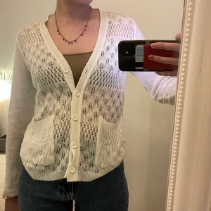 Kofta  - Vit tunn kofta, virkad. Verkligen jättefin har bara inte kommit till användning! Vet inte vilket märke då den är väldigt gammal men helt bra skick och inga fel på den. Oklart vilken storlek men passar XS-S