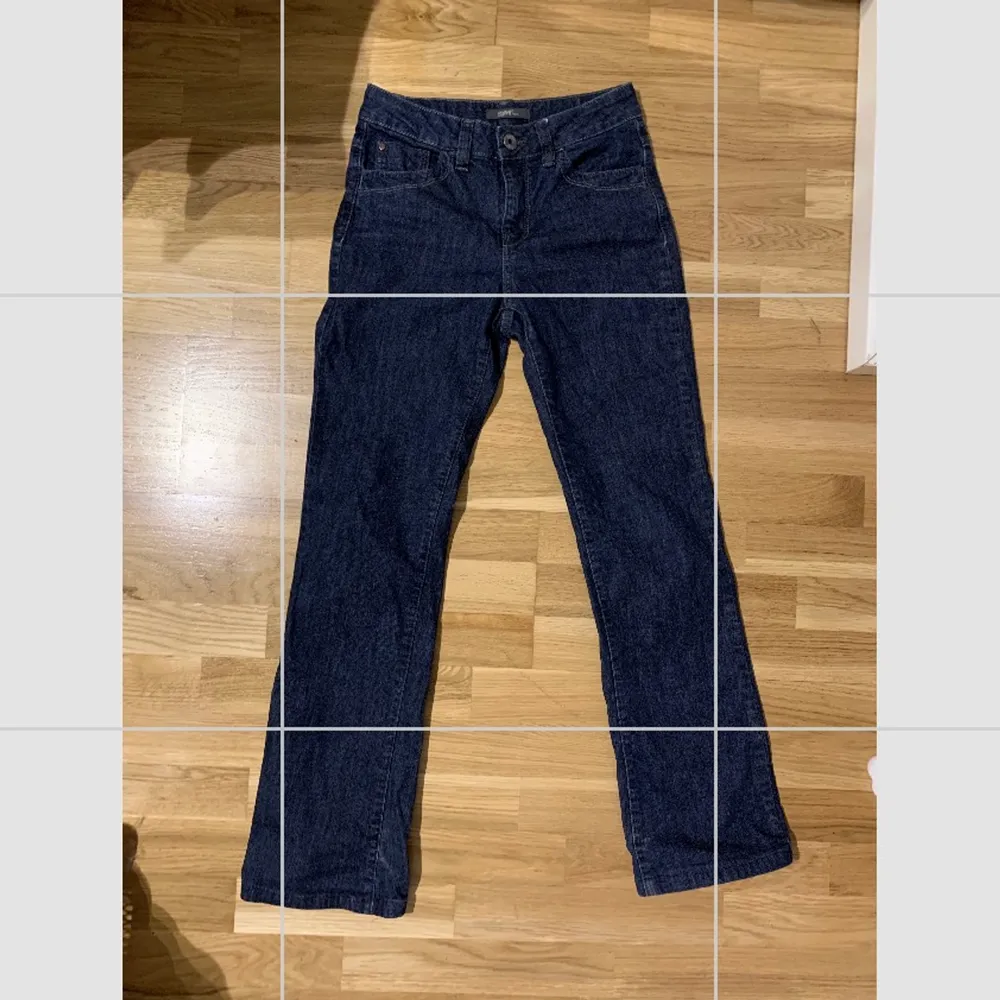 Mid rise jeans från esprit, super fina jeans, dock används de inte längre, lite slitna längst ner💕 Jag är 160cm. Jeans & Byxor.