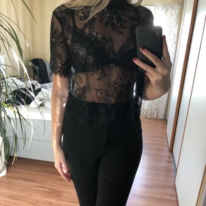 Hm topp i spets  - Snygg topp från hm i spets mönster . Använd endast en gång,nyskick. Storlek 36.köparen står för frakten.