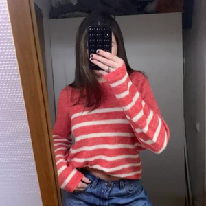 Stickad tröja - Säljer nu denna sjukt snygga randiga tröja. Aldrig använd. Köparen står för frakten (62kr). Nypris 399kr ✨✨