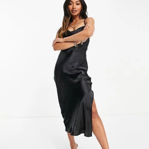 Jätte fin satin klänning  - Satinklänning från ASOS men är för lång för mig 🥰