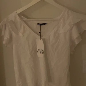 Zara topp strl S - Säljer denna superfina toppen från Zara som är helt oanvänd. Storlek S, nypris 159kr.