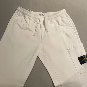 Vita Stone Island mjukis byxor (M) - Vita Stone Island mjukis byxor i storlek M, använda 2 gånger under sommaren, skick 10/10, kvitto finns.