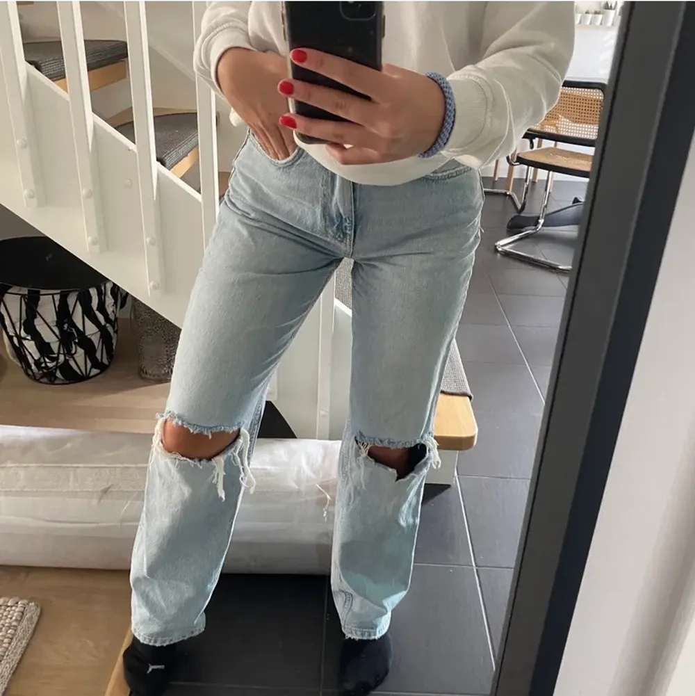 Säljer dessa jättesnygga jeans då dom ej kommer till användning, bara använt en gång! Lägger ut igen pga oseriösa köpare! . Jeans & Byxor.