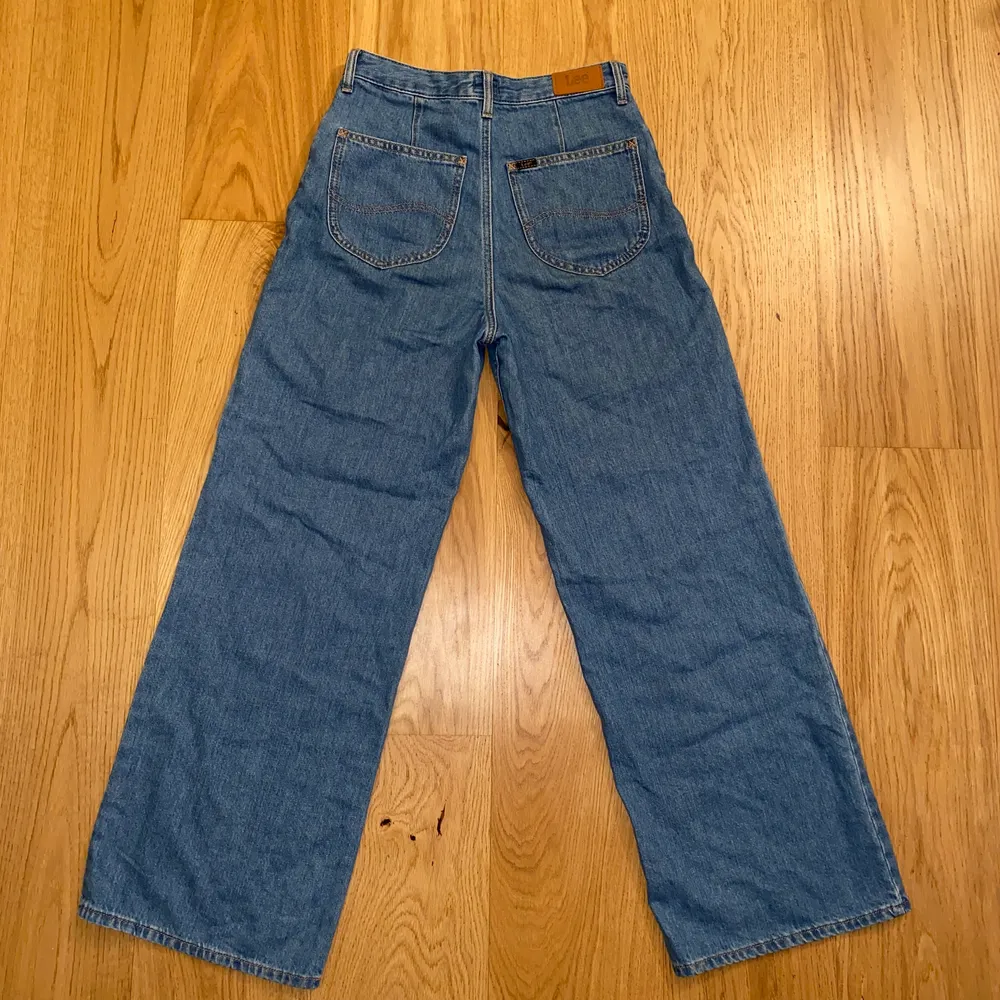 Säljer dessa vida lee jeans då d blivit för små.  De är endast använda ett fåtal gånger o är i nyskick💕. Jeans & Byxor.