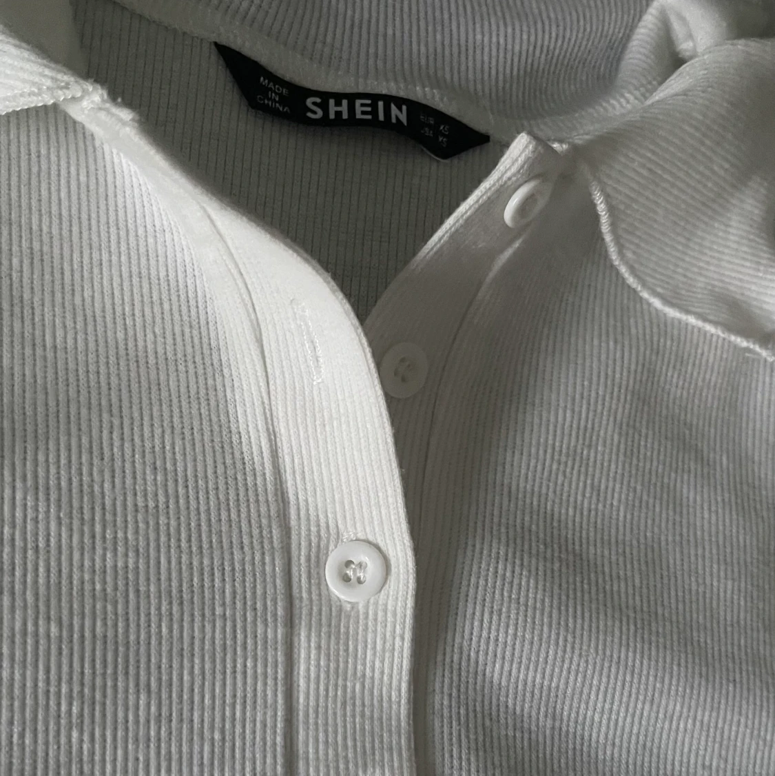 Vit kortärmad tröja 