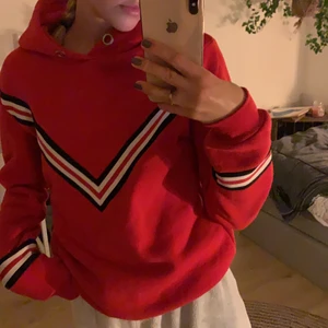 Hoodie  - röd hoodie med vita, svarta och röda streck på framsidan. Om du vill ha fler bilder eller så är det bara att fråga❤️