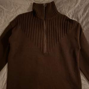 Stickad tröja från NA-KD reborn Storlek L  Mörk brun  Möts, men om du vill ha fraktat så står du för frakten.