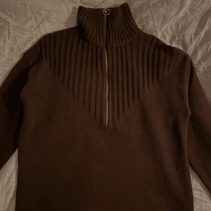 Stickad tröja - Stickad tröja från NA-KD reborn Storlek L  Mörk brun  Möts, men om du vill ha fraktat så står du för frakten.