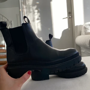 Svarta boots - Säljer mina fina boots från hm. Dom är i storlek 38 och knappt använda, köpta förra året men har aldrig riktigt kommit till användning. Köptes för 399 och säljs för 150🖤
