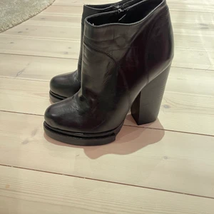 DonDonna oanvända Skinn Stövletter stl38 - Don Donna Oanvända Skinnstövletter stl 38 köpta på Rizzo. Tillfälle för 449kr (kostade 2595kr) (skinn invändigt också). Passa på! 