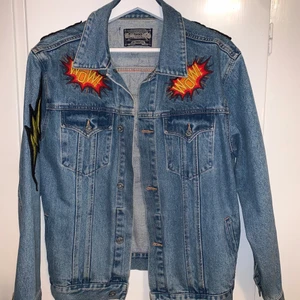 JD jeansjacka  - En ljusblå jeansjacka från JD i stolek M! Funkar även som en oversized jacka! Orginalpris 3200kr, väldigt bra skick!